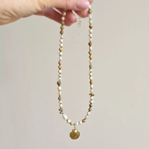 Unikatowy naszyjnik choker z jaspisem pejzażowym, kamieniem rzecznym, perłą i hematytem oraz zawieszką muszelką, ręcznie tworzona biżuteria naturalna magneska.pl
