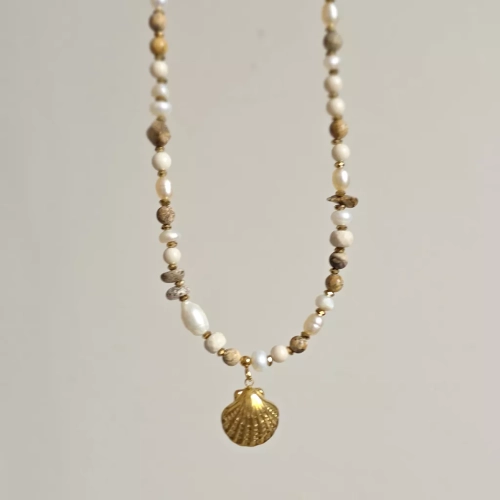 Unikatowy naszyjnik choker z jaspisem pejzażowym, kamieniem rzecznym, perłą i hematytem oraz zawieszką muszelką, ręcznie tworzona biżuteria naturalna magneska.pl