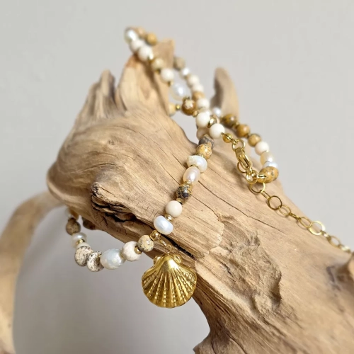 Unikatowy naszyjnik choker z jaspisem pejzażowym, kamieniem rzecznym, perłą i hematytem oraz zawieszką muszelką, ręcznie tworzona biżuteria naturalna magneska.pl