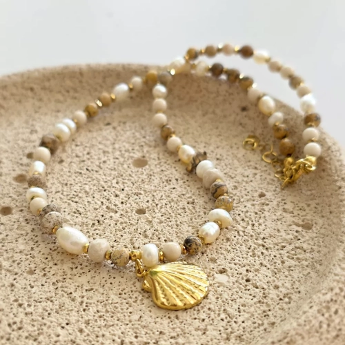 Unikatowy naszyjnik choker z jaspisem pejzażowym, kamieniem rzecznym, perłą i hematytem oraz zawieszką muszelką, ręcznie tworzona biżuteria naturalna magneska.pl