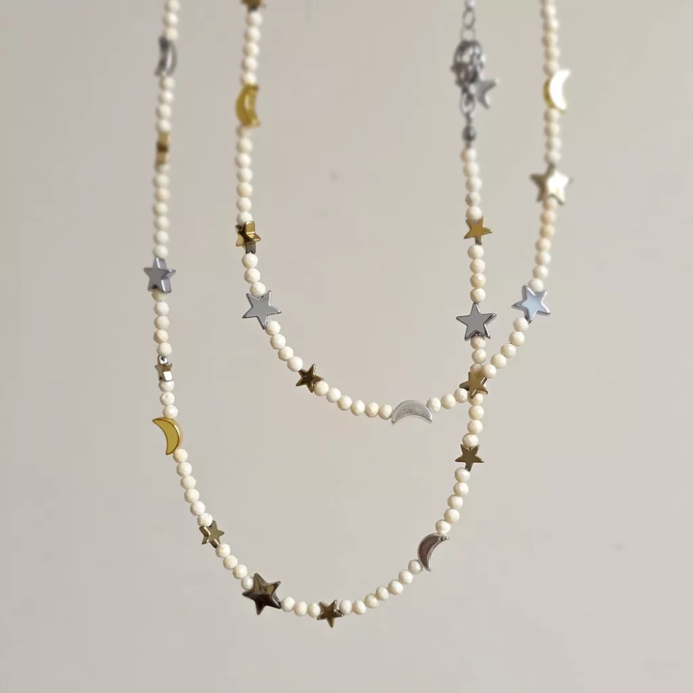 Naszyjnik unikat choker z kamienia rzecznego i hematytu z zawieszkami gwiazd i księżyców, ręcznie tworzona biżuteria dostępna w sklepie magneska.pl