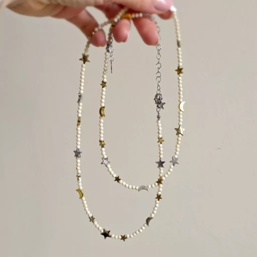 Naszyjnik unikat choker z kamienia rzecznego i hematytu z zawieszkami gwiazd i księżyców, ręcznie tworzona biżuteria dostępna w sklepie magneska.pl