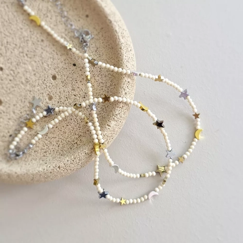 Naszyjnik unikat choker z kamienia rzecznego i hematytu z zawieszkami gwiazd i księżyców, ręcznie tworzona biżuteria dostępna w sklepie magneska.pl