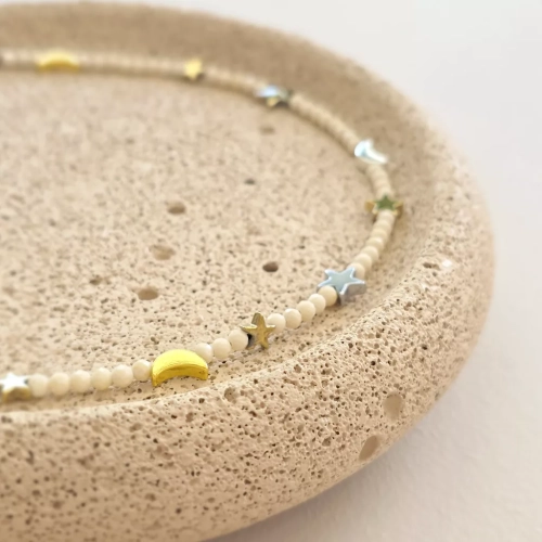 Naszyjnik unikat choker z kamienia rzecznego i hematytu z zawieszkami gwiazd i księżyców, ręcznie tworzona biżuteria dostępna w sklepie magneska.pl