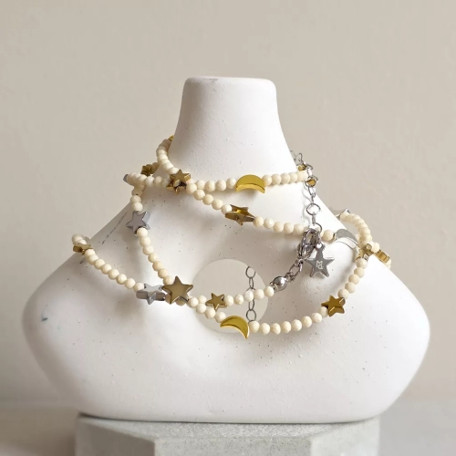 Naszyjnik unikat choker z kamienia rzecznego i hematytu z zawieszkami gwiazd i księżyców, ręcznie tworzona biżuteria dostępna w sklepie magneska.pl