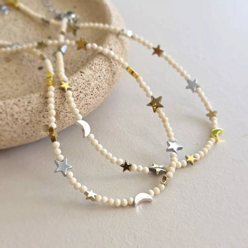 Naszyjnik unikat choker z kamienia rzecznego i hematytu z zawieszkami gwiazd i księżyców, ręcznie tworzona biżuteria dostępna w sklepie magneska.pl