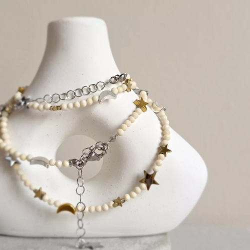 Naszyjnik unikat choker z kamienia rzecznego i hematytu z zawieszkami gwiazd i księżyców, ręcznie tworzona biżuteria dostępna w sklepie magneska.pl