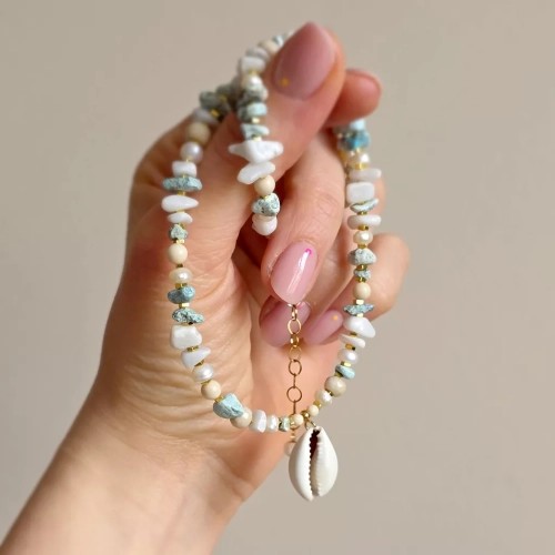 Naszyjnik unikat choker z hemimorfitem, kamieniem rzecznym, perłą, białym jadeitem i hematytem z zawieszką muszelką kauri – ręcznie tworzona biżuteria od magneska.pl