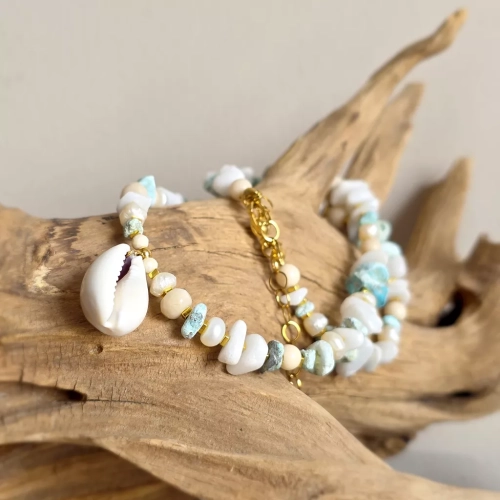 Naszyjnik unikat choker z hemimorfitem, kamieniem rzecznym, perłą, białym jadeitem i hematytem z zawieszką muszelką kauri – ręcznie tworzona biżuteria od magneska.pl