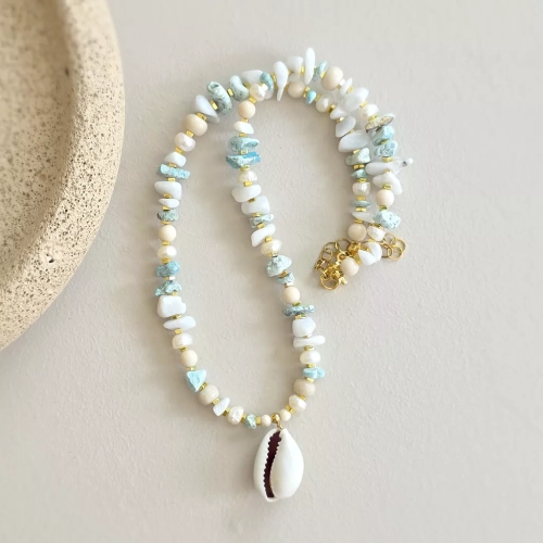 Naszyjnik unikat choker z hemimorfitem, kamieniem rzecznym, perłą, białym jadeitem i hematytem z zawieszką muszelką kauri – ręcznie tworzona biżuteria od magneska.pl