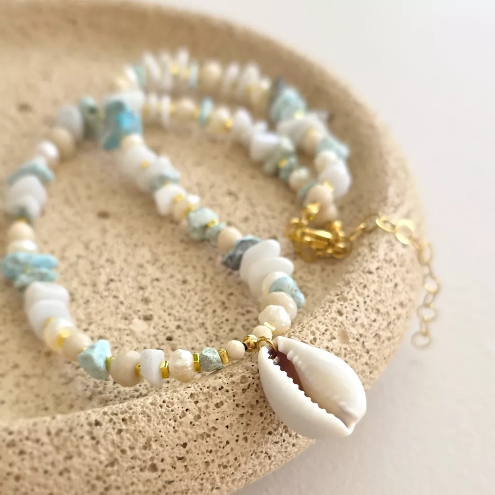 Naszyjnik unikat choker z hemimorfitem, kamieniem rzecznym, perłą, białym jadeitem i hematytem z zawieszką muszelką kauri – ręcznie tworzona biżuteria od magneska.pl