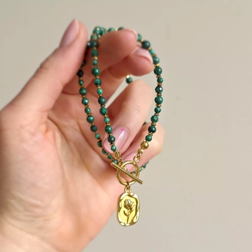 Naszyjnik choker z malachitu i hematytu z ozdobną zawieszką tulipan, ręcznie tworzona biżuteria z kamieni naturalnych dostępna w magneska.pl.
