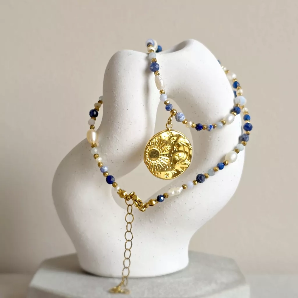 Naszyjnik choker z pereł, sodalitu, angelitu, lapisu lazuli, niebieskiego agatu i hematytu z zawieszką medalion słońce i księżyc, ręcznie tworzona biżuteria z kamieni naturalnych od magneska.pl.