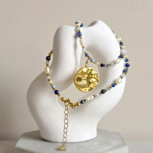 Naszyjnik choker perła, sodalit, angelit, lapis lazuli, agat niebieski i hematyt  / zawieszka medalion słońce i księżyc