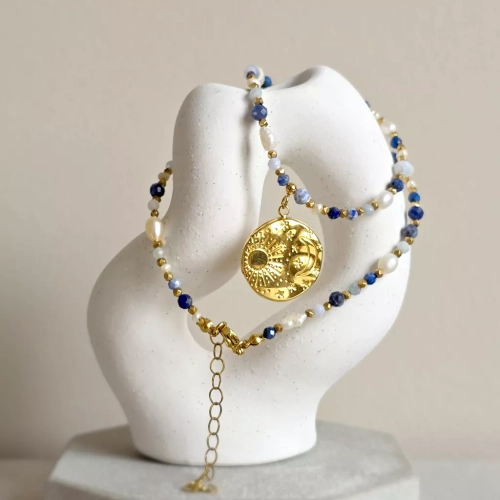 Naszyjnik choker z pereł, sodalitu, angelitu, lapisu lazuli, niebieskiego agatu i hematytu z zawieszką medalion słońce i księżyc, ręcznie tworzona biżuteria z kamieni naturalnych od magneska.pl.