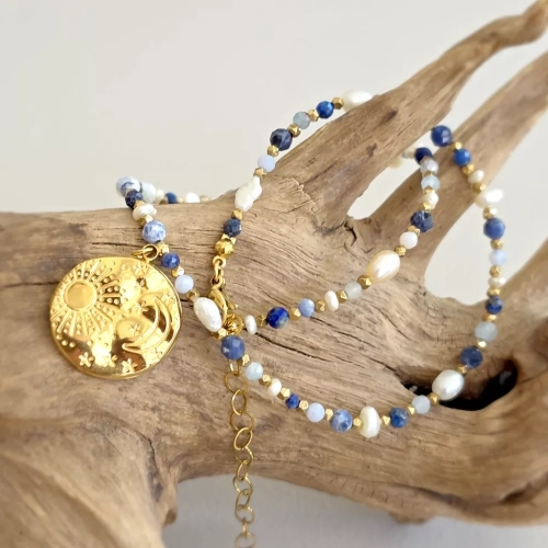 Naszyjnik choker z pereł, sodalitu, angelitu, lapisu lazuli, niebieskiego agatu i hematytu z zawieszką medalion słońce i księżyc, ręcznie tworzona biżuteria z kamieni naturalnych od magneska.pl.