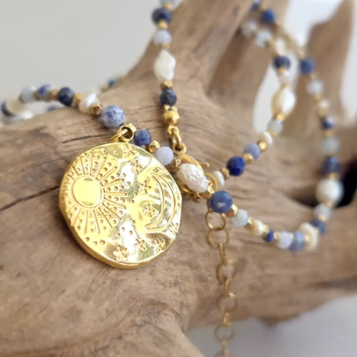 Naszyjnik choker z pereł, sodalitu, angelitu, lapisu lazuli, niebieskiego agatu i hematytu z zawieszką medalion słońce i księżyc, ręcznie tworzona biżuteria z kamieni naturalnych od magneska.pl.