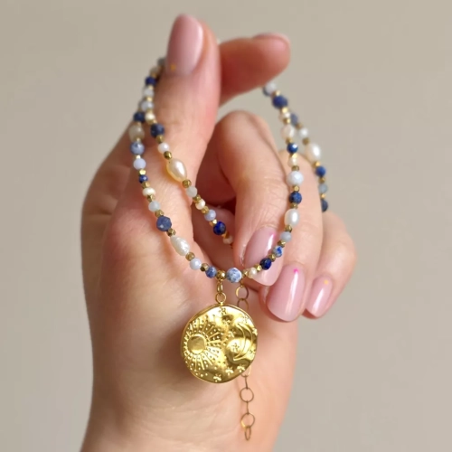 Naszyjnik choker z pereł, sodalitu, angelitu, lapisu lazuli, niebieskiego agatu i hematytu z zawieszką medalion słońce i księżyc, ręcznie tworzona biżuteria z kamieni naturalnych od magneska.pl.