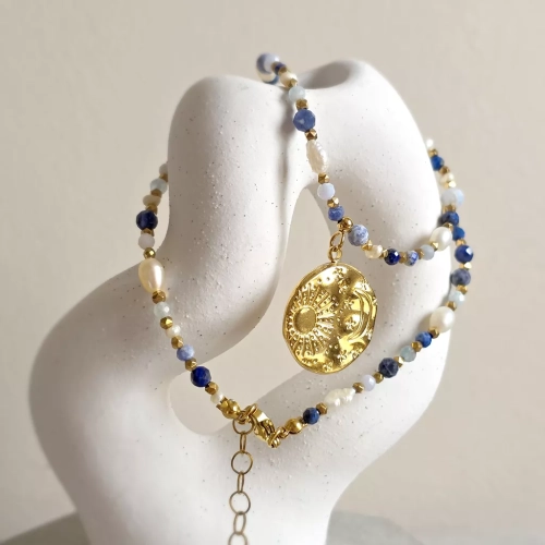 Naszyjnik choker z pereł, sodalitu, angelitu, lapisu lazuli, niebieskiego agatu i hematytu z zawieszką medalion słońce i księżyc, ręcznie tworzona biżuteria z kamieni naturalnych od magneska.pl.