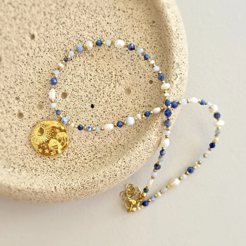 Naszyjnik choker z pereł, sodalitu, angelitu, lapisu lazuli, niebieskiego agatu i hematytu z zawieszką medalion słońce i księżyc, ręcznie tworzona biżuteria z kamieni naturalnych od magneska.pl.