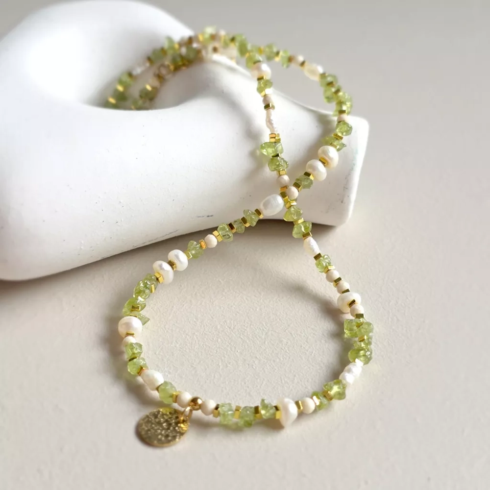Naszyjnik choker z perłą, peridotem, kamieniem rzecznym i hematytem z zawieszką tłoczona moneta, ręcznie tworzona biżuteria z kamieni naturalnych od magneska.pl