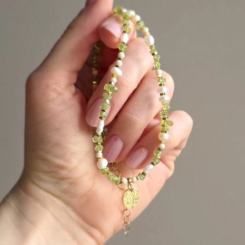 Naszyjnik choker z perłą, peridotem, kamieniem rzecznym i hematytem z zawieszką tłoczona moneta, ręcznie tworzona biżuteria z kamieni naturalnych od magneska.pl