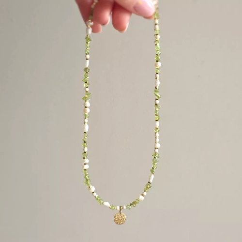 Naszyjnik choker z perłą, peridotem, kamieniem rzecznym i hematytem z zawieszką tłoczona moneta, ręcznie tworzona biżuteria z kamieni naturalnych od magneska.pl