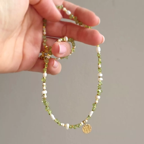 Naszyjnik choker z perłą, peridotem, kamieniem rzecznym i hematytem z zawieszką tłoczona moneta, ręcznie tworzona biżuteria z kamieni naturalnych od magneska.pl