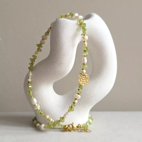 Naszyjnik choker z perłą, peridotem, kamieniem rzecznym i hematytem z zawieszką tłoczona moneta, ręcznie tworzona biżuteria z kamieni naturalnych od magneska.pl