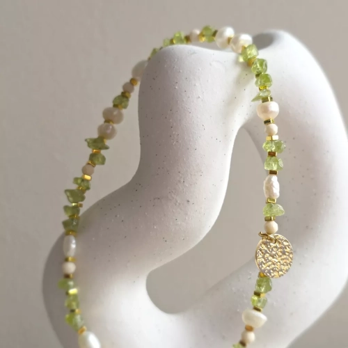 Naszyjnik choker z perłą, peridotem, kamieniem rzecznym i hematytem z zawieszką tłoczona moneta, ręcznie tworzona biżuteria z kamieni naturalnych od magneska.pl
