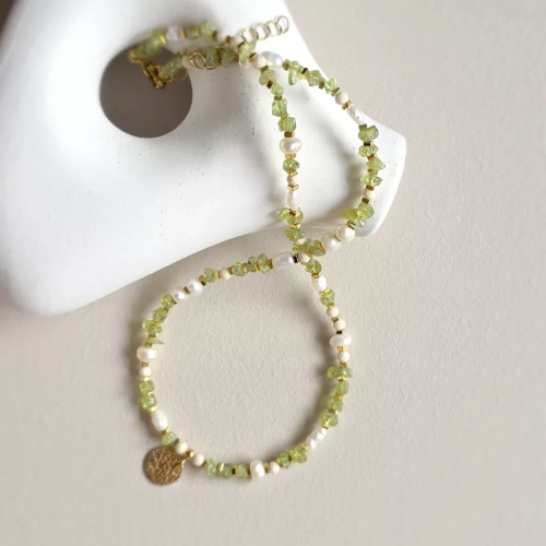 Naszyjnik choker z perłą, peridotem, kamieniem rzecznym i hematytem z zawieszką tłoczona moneta, ręcznie tworzona biżuteria z kamieni naturalnych od magneska.pl