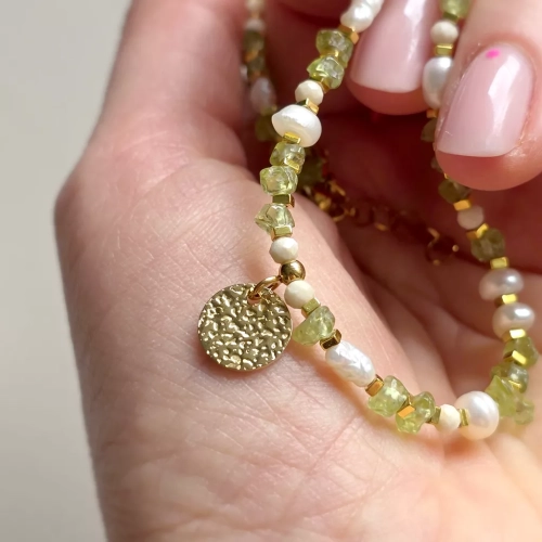 Naszyjnik choker z perłą, peridotem, kamieniem rzecznym i hematytem z zawieszką tłoczona moneta, ręcznie tworzona biżuteria z kamieni naturalnych od magneska.pl