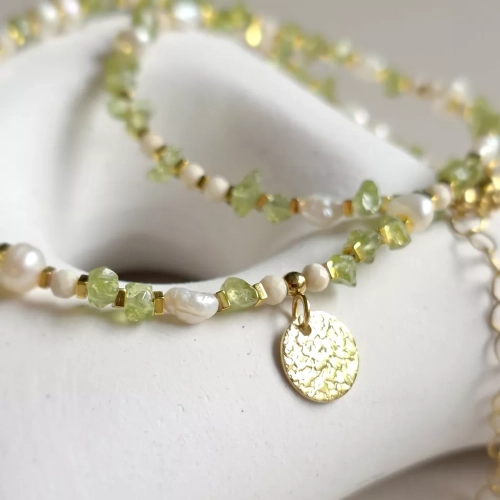 Naszyjnik choker z perłą, peridotem, kamieniem rzecznym i hematytem z zawieszką tłoczona moneta, ręcznie tworzona biżuteria z kamieni naturalnych od magneska.pl