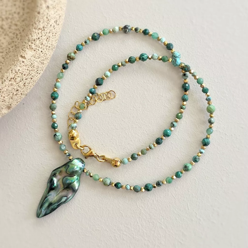 Naszyjnik choker z macicą perłową, malachitem, turkusem, chryzokolą, szmaragdem i hematytem, ręcznie tworzona biżuteria z kamieni naturalnych dostępna w sklepie magneska.pl