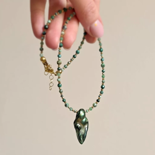 Naszyjnik choker z macicą perłową, malachitem, turkusem, chryzokolą, szmaragdem i hematytem, ręcznie tworzona biżuteria z kamieni naturalnych dostępna w sklepie magneska.pl