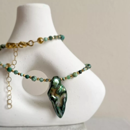 Naszyjnik choker z macicą perłową, malachitem, turkusem, chryzokolą, szmaragdem i hematytem, ręcznie tworzona biżuteria z kamieni naturalnych dostępna w sklepie magneska.pl