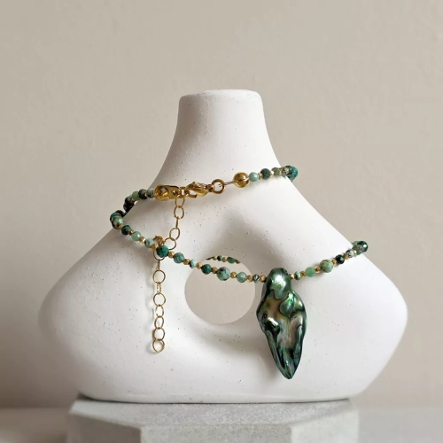 Naszyjnik choker z macicą perłową, malachitem, turkusem, chryzokolą, szmaragdem i hematytem, ręcznie tworzona biżuteria z kamieni naturalnych dostępna w sklepie magneska.pl