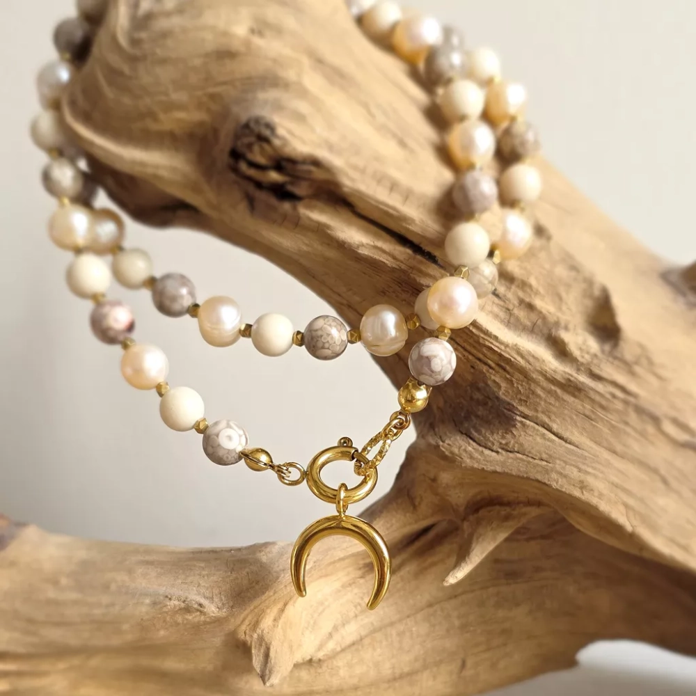 Naszyjnik choker z pereł, agatu oceanicznego, kamienia rzecznego i hematytu z zawieszką lunula, ręcznie tworzona biżuteria z kamieni naturalnych dostępna w sklepie magneska.pl