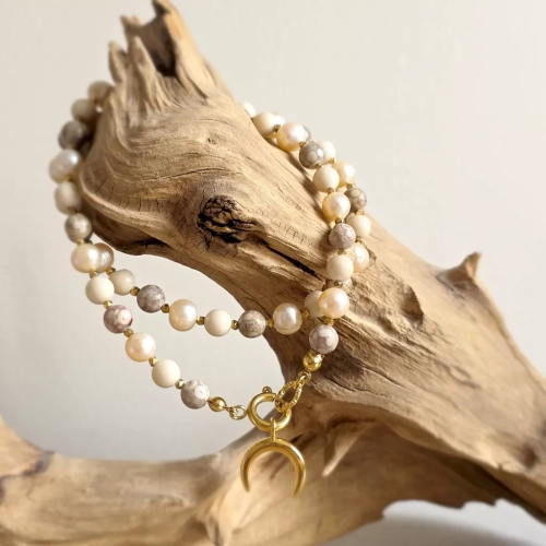 Naszyjnik choker z pereł, agatu oceanicznego, kamienia rzecznego i hematytu z zawieszką lunula, ręcznie tworzona biżuteria z kamieni naturalnych dostępna w sklepie magneska.pl
