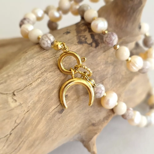 Naszyjnik choker z pereł, agatu oceanicznego, kamienia rzecznego i hematytu z zawieszką lunula, ręcznie tworzona biżuteria z kamieni naturalnych dostępna w sklepie magneska.pl