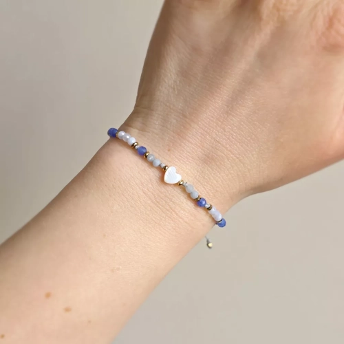 Bransoletka Fullness of calmness z masą perłową w kształcie serca, angelitem, niebieskim agatem i złotym hematytem na szarym sznurku – ręcznie tworzona biżuteria z kamieni naturalnych od magneska.pl