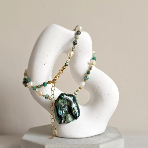 Naszyjnik choker z macicą perłową, malachitem, turkusem, perłami i hematytem w złotych detalach, ręcznie tworzona biżuteria naturalna magneska.pl
