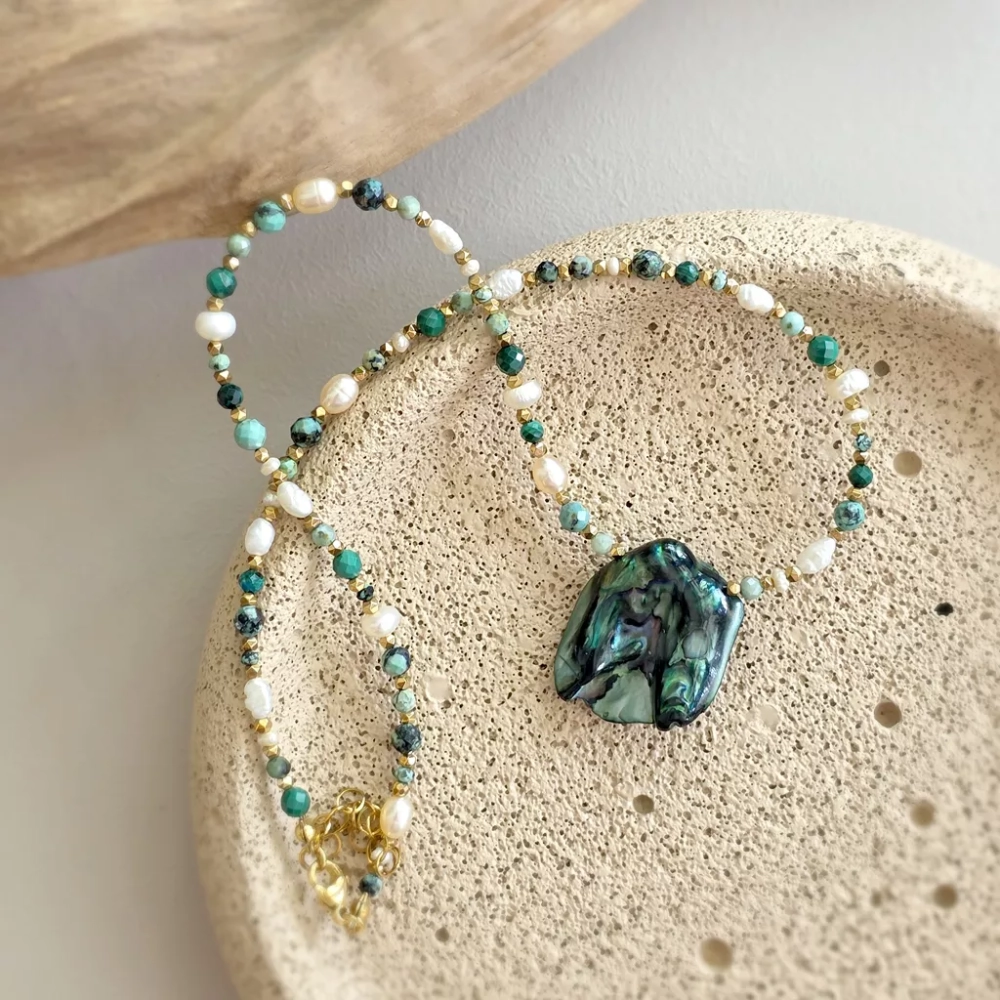 Naszyjnik choker z macicą perłową, malachitem, turkusem, perłami i hematytem w złotych detalach, ręcznie tworzona biżuteria naturalna magneska.pl