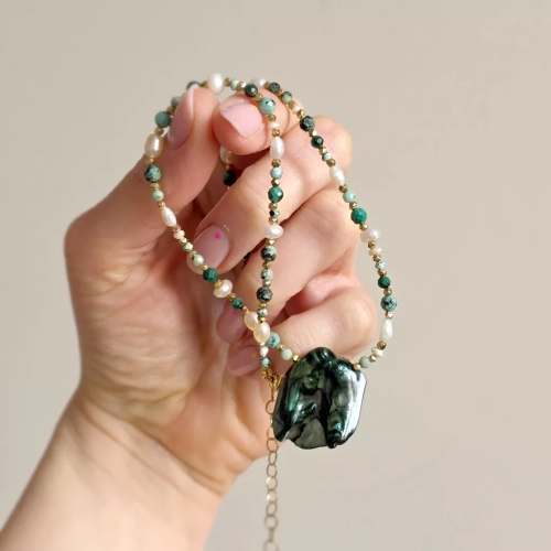 Naszyjnik choker z macicą perłową, malachitem, turkusem, perłami i hematytem w złotych detalach, ręcznie tworzona biżuteria naturalna magneska.pl