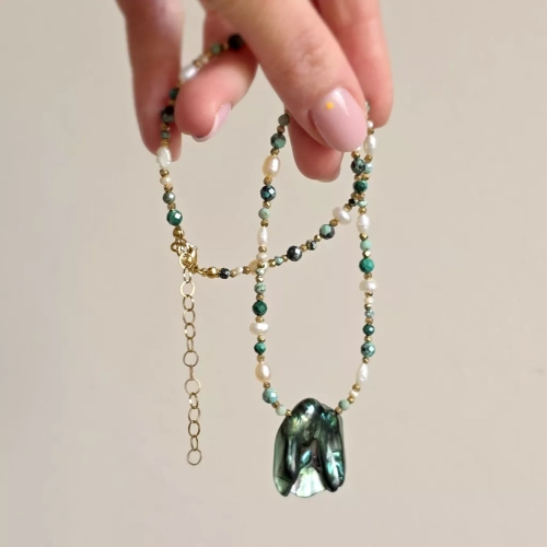 Naszyjnik choker z macicą perłową, malachitem, turkusem, perłami i hematytem w złotych detalach, ręcznie tworzona biżuteria naturalna magneska.pl
