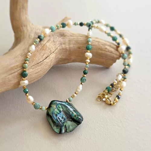 Naszyjnik choker z macicą perłową, malachitem, turkusem, perłami i hematytem w złotych detalach, ręcznie tworzona biżuteria naturalna magneska.pl