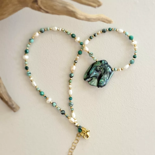 Naszyjnik choker z macicą perłową, malachitem, turkusem, perłami i hematytem w złotych detalach, ręcznie tworzona biżuteria naturalna magneska.pl
