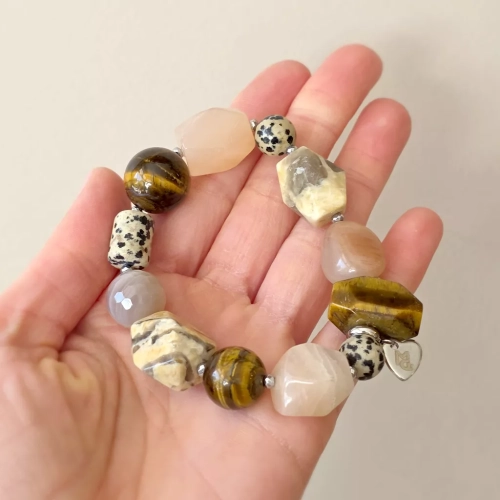 Bohemian bransoletka unikat z tygrysim okiem, kamieniem słonecznym, jaspisem dalmatyńskim, agatem, opalem żółtym i hematytem, ręcznie tworzona biżuteria z kamieni naturalnych magneska.pl