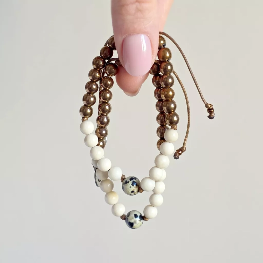Pebbles męska bransoletka z jaspisem dalmatyńskim, kamieniem rzecznym i hematytem na brązowym sznurku – ręcznie tworzona biżuteria z kamieni naturalnych magneska.pl