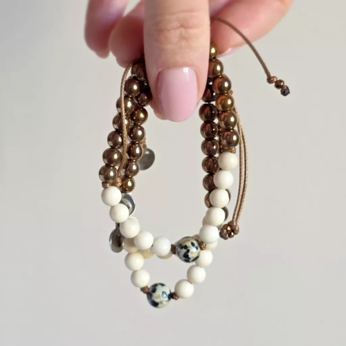 Pebbles męska bransoletka z jaspisem dalmatyńskim, kamieniem rzecznym i hematytem na brązowym sznurku – ręcznie tworzona biżuteria z kamieni naturalnych magneska.pl